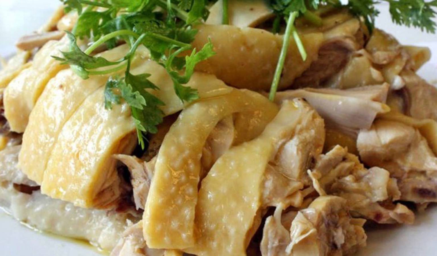 Quán Đông Ba là nơi bạn có thể thưởng thức gà chỉ thơm lừng với không gian thoải mái