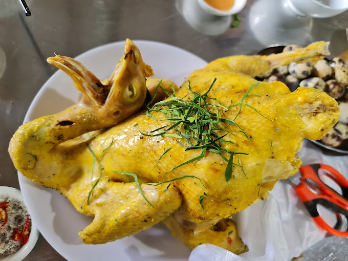 Món gà chỉ Quy Nhơn tại đây được chế biến theo công thức gia truyền, mang hương vị đậm đà, khó quên