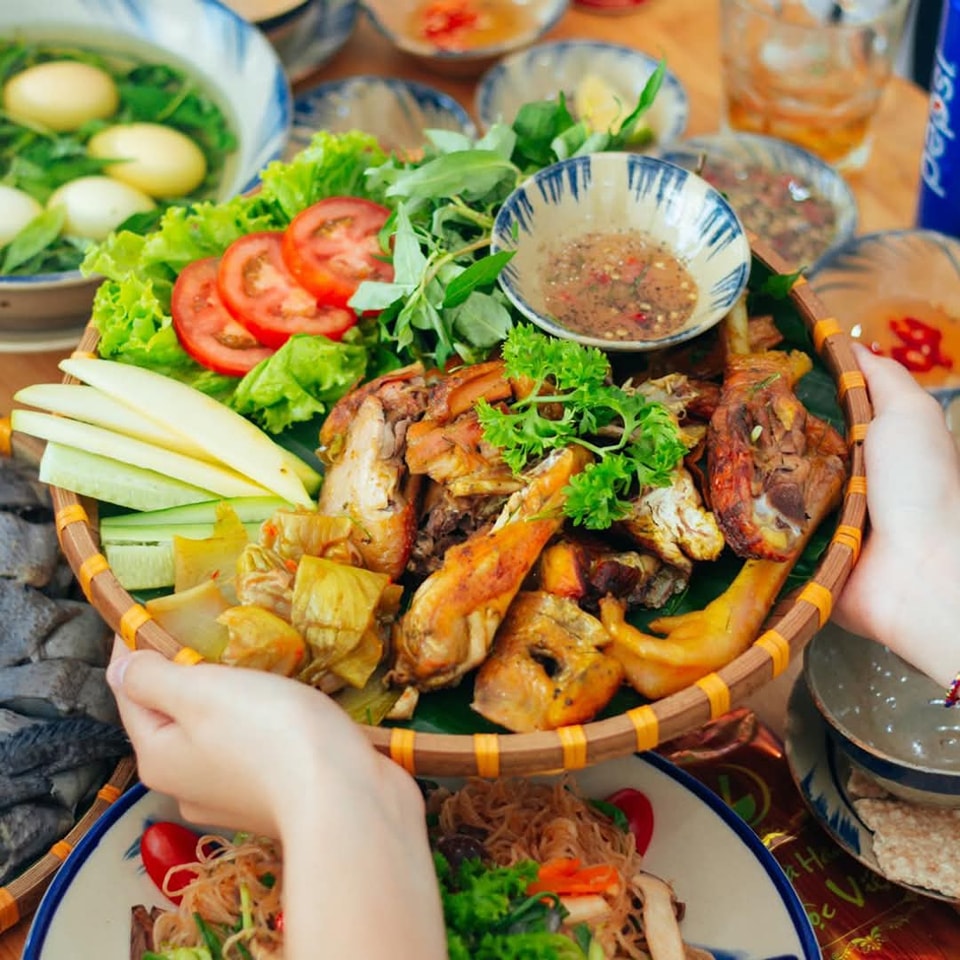 Gà chỉ Quy Nhơn ở đây được chế biến từ thịt gà ta nuôi tại trang trại riêng, đảm bảo chất lượng tươi ngon và an toàn vệ sinh thực phẩm