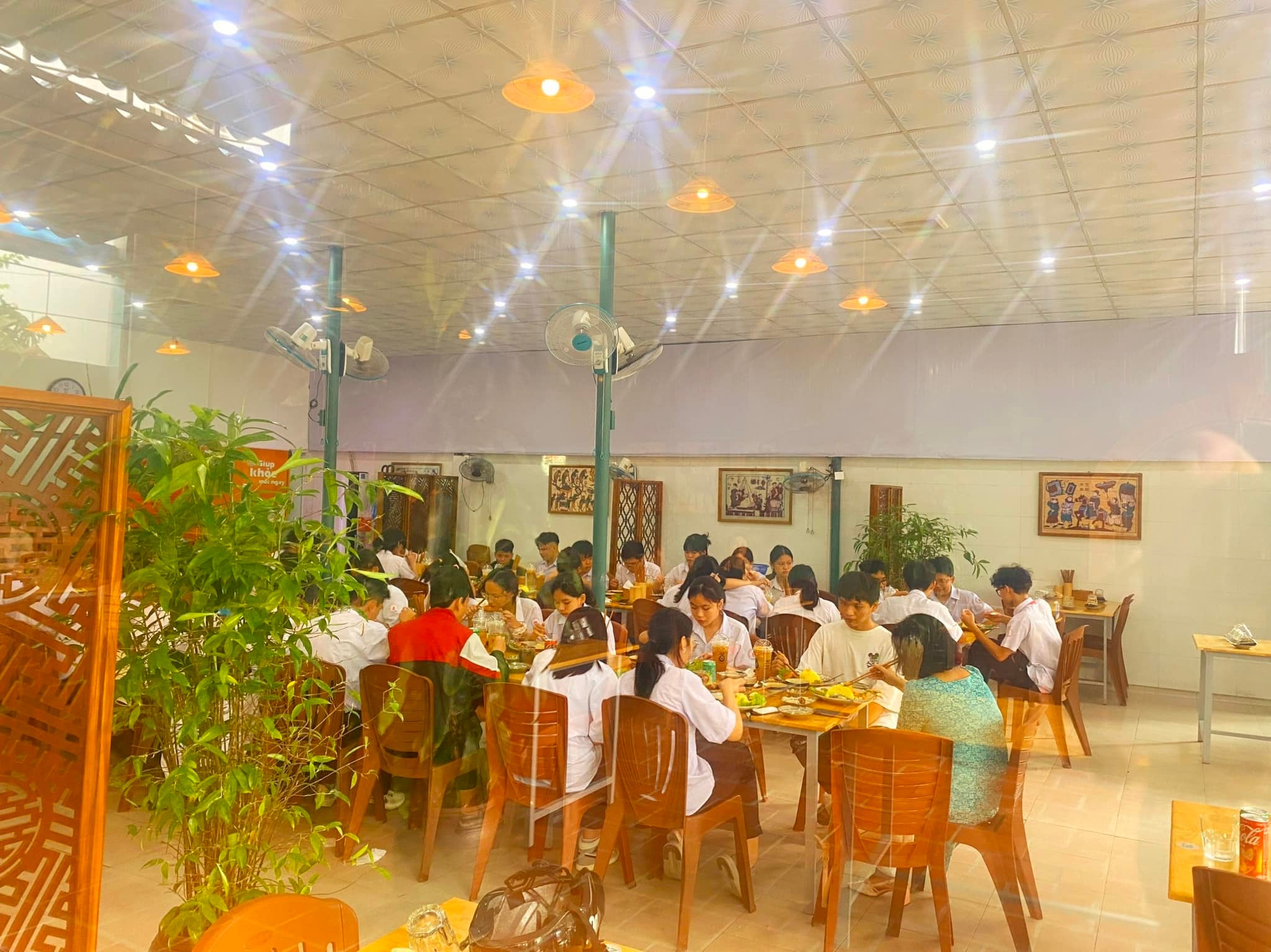 Không gian quán Vua Gà Organic được thiết kế ấm cúng