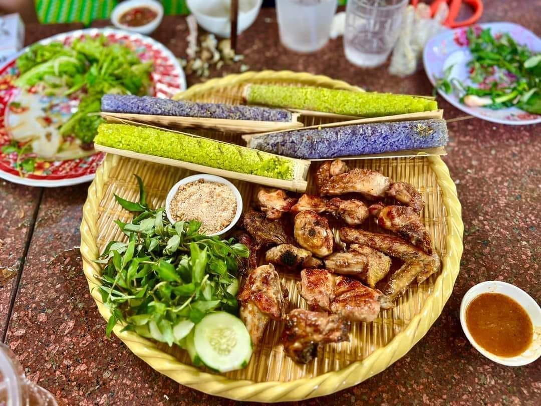 Món gà nướng cơm lam, gà chiên mắm và gà kho sả được yêu thích nhất tại đây