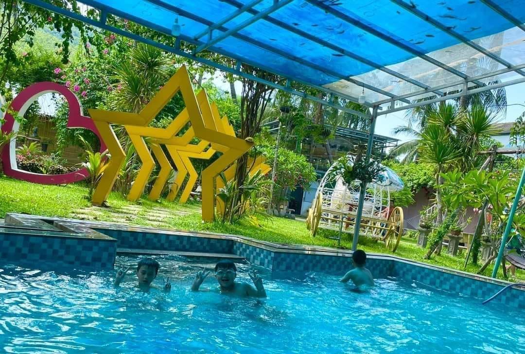 Quán có khu vực hồ bơi và các trò chơi cho trẻ em và khu vui chơi dành cho trẻ em, rất thích hợp cho các bữa tiệc gia đình hoặc liên hoan