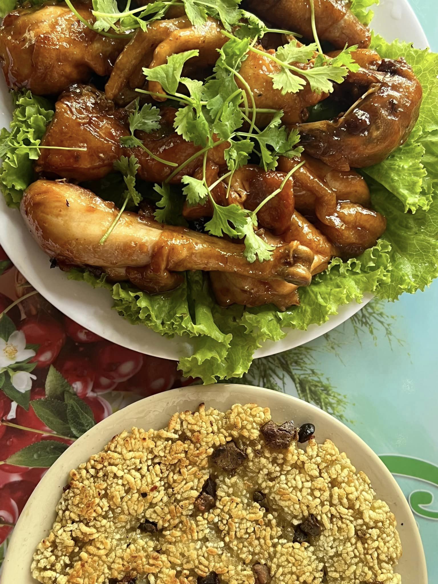 Gà ở đây được nuôi thả tự nhiên, thịt rất chắc, ngọt và thơm