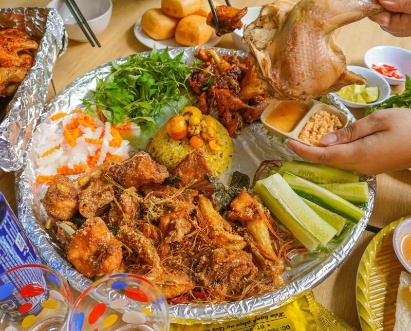 Từng miếng gà chỉ Quy Nhơn vàng giòn, thơm phức luôn khiến thực khách nhớ mãi