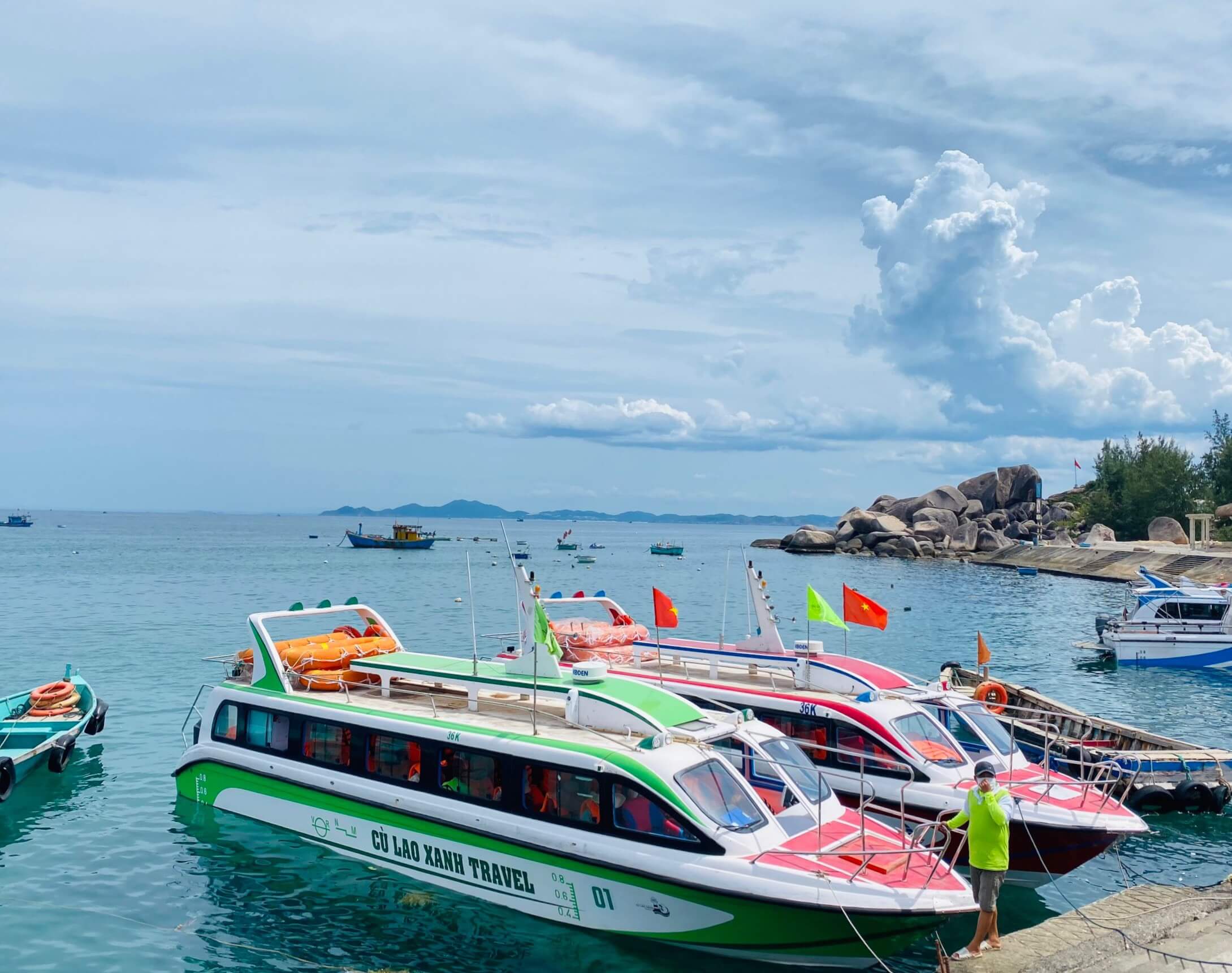 Du khách có thể chọn cano để di chuyển đến Hải đăng ở Quy Nhơn