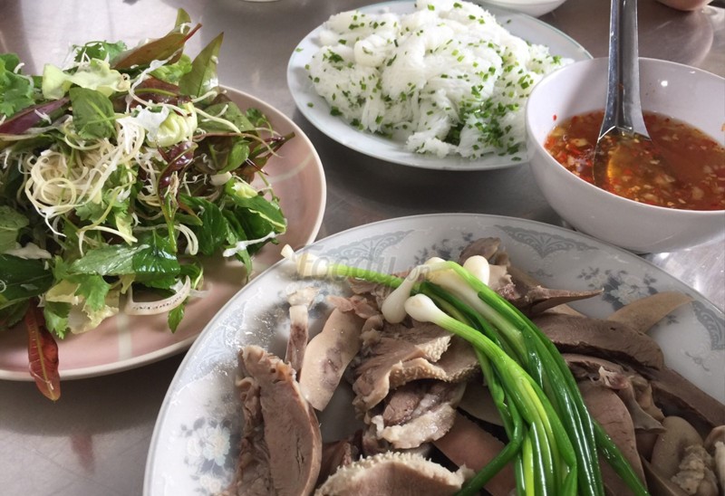 Bánh hỏi mềm mị, lòng heo dai ngon sừng sựt