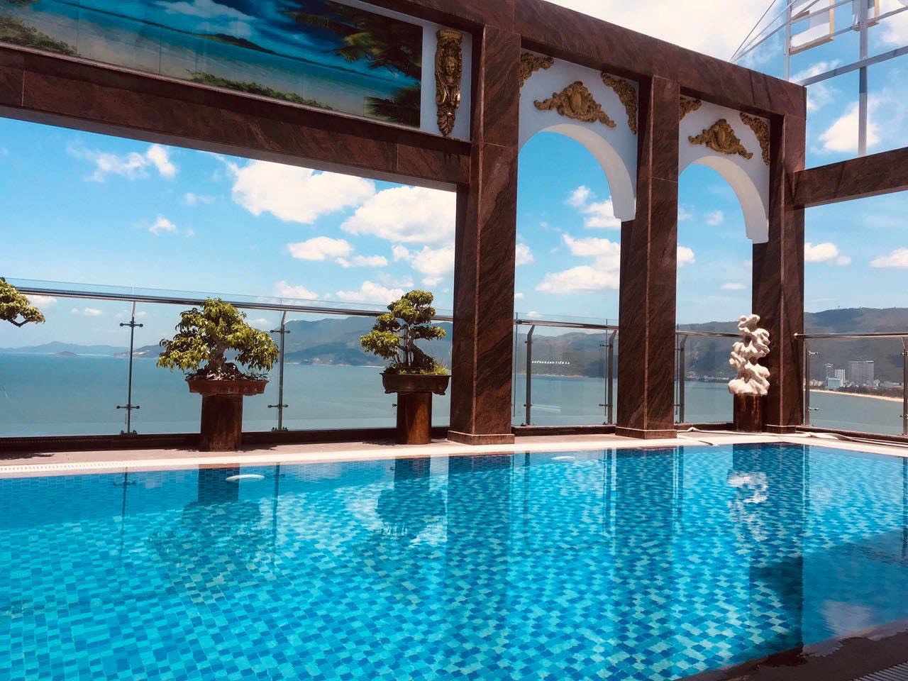 Hồ bơi nhìn ra biển