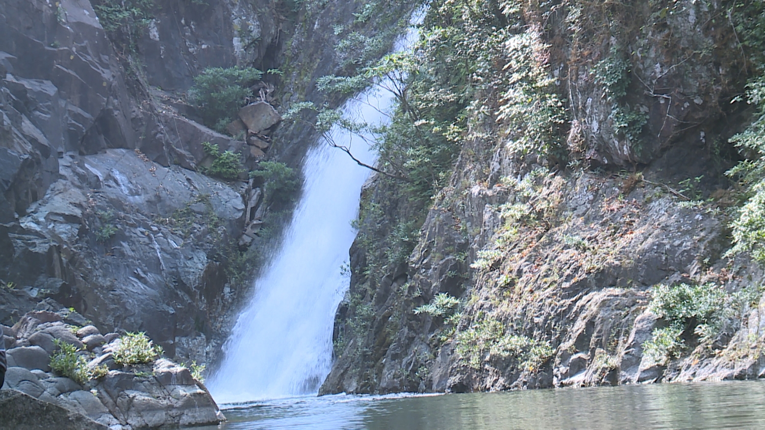 Gần hồ có thác nước tự nhiên đổ xuống