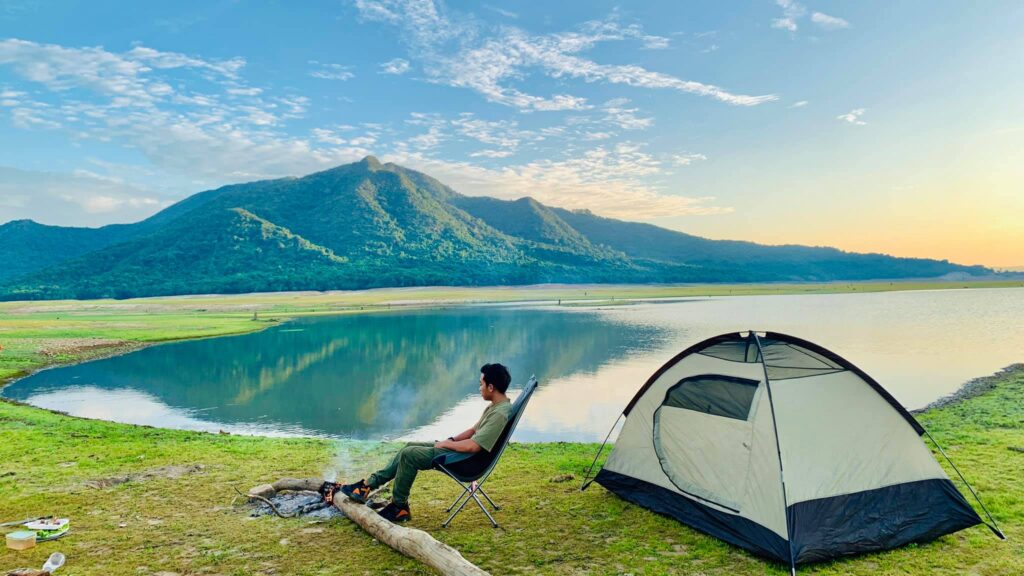 Cắm trại qua đêm là một trải nghiệm không thể bỏ qua khi khám phá Hồ Núi Một