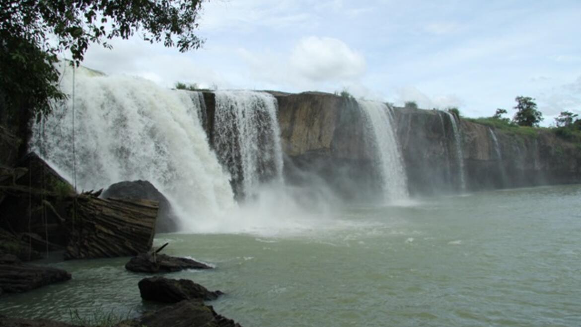 Đừng quên ngắm thác Đổ từ trên cao khi khám phá Hồ Núi Một