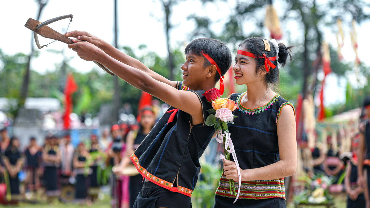 Du khách có cơ hội tham gia vào các hoạt động văn hóa địa phương của người dân Bana khi khám phá Hồ Núi Một