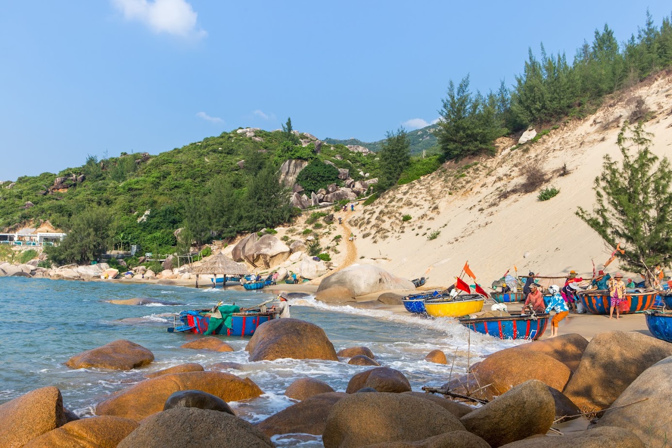 Để có chuyến dã ngoại tại Trung Lương thật thú vị bạn nên chuẩn bị kỹ lưỡng về trang phục và chú ý an toàn khi tắm biển