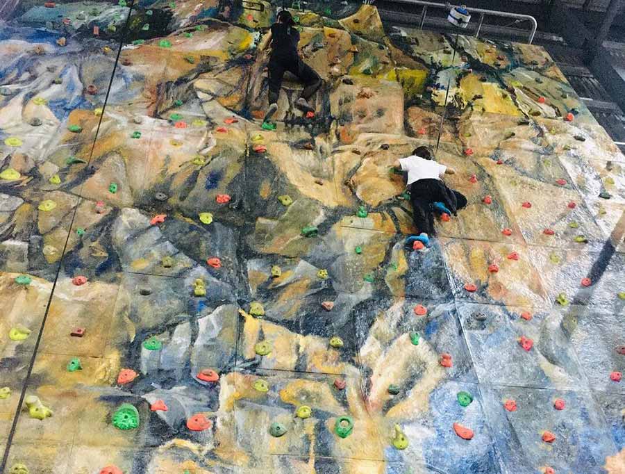 Leo núi nhân tạo là trò chơi thú vị khi du lịch ở đây