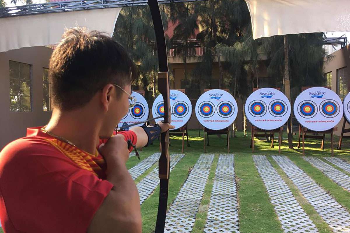 Bắn cung là trò chơi thu hút nhiều bạn trẻ tham gia khi đến Khu du lịch cửa biển Quy Nhơn