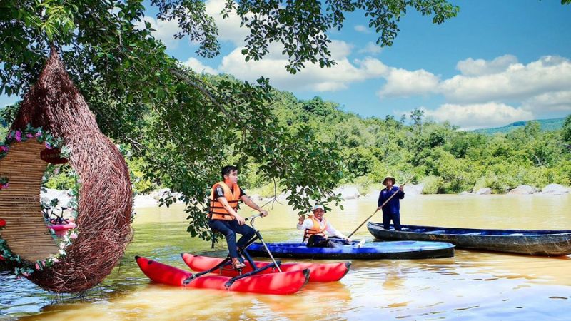 Hoạt động đạp xe trên nước hấp dẫn khách du lịch