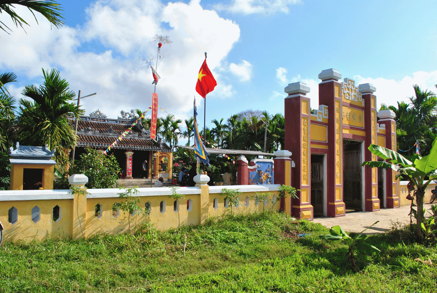 Dinh Tiền Hiền là điểm tham quan nổi bật khi đi du lịch Hầm Hô