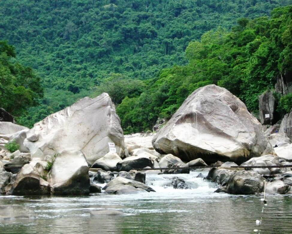 Không thể bỏ qua Đá Đôi khi du lịch Hầm Hô