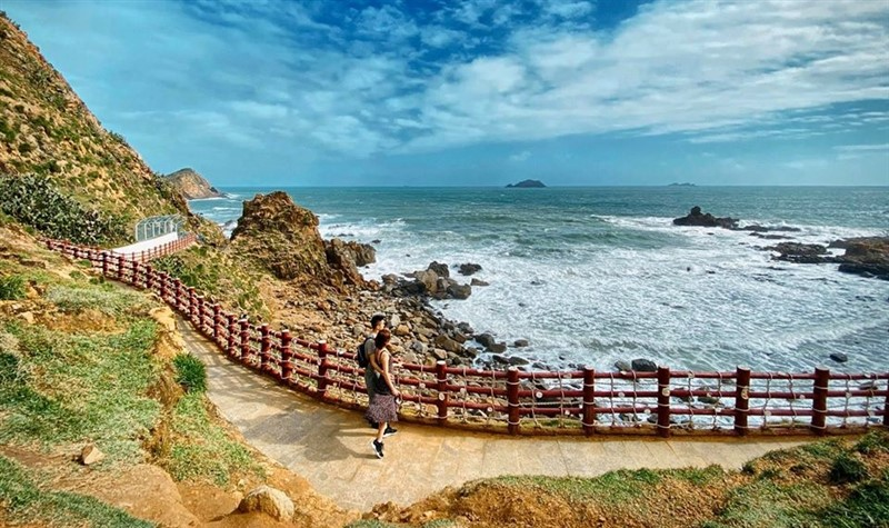 Checkin với bãi biển và hướng về phía những dãy núi đá