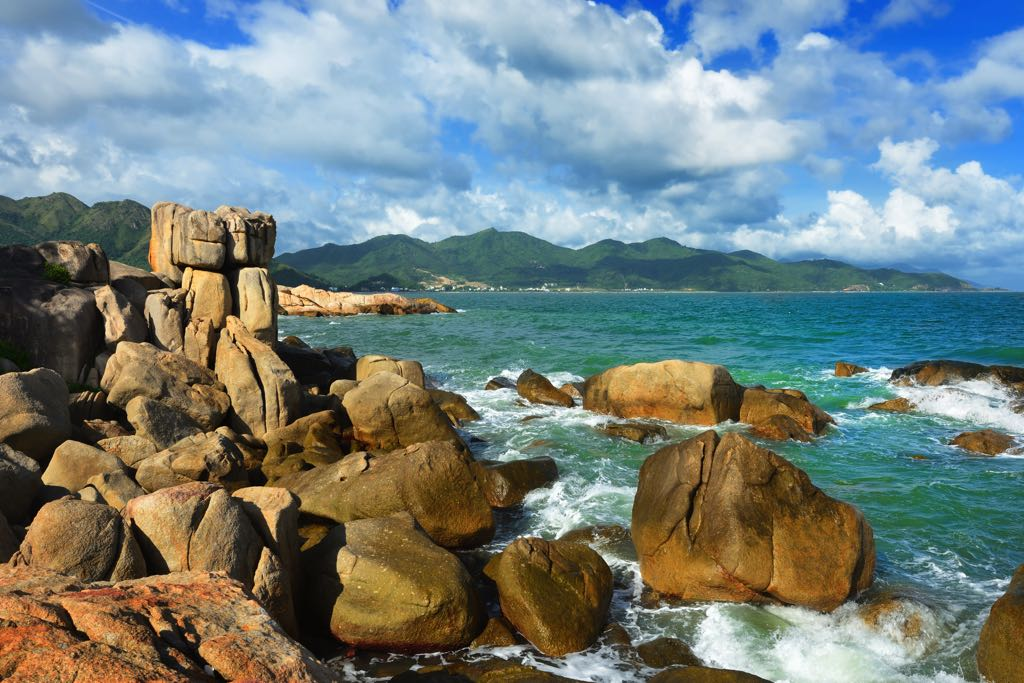 Những mỏm đá tự nhiên nổi lên mặt nước với đa dạng hình thù