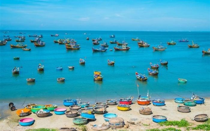 Khung cảnh làng chài hoang sơ, bình dị với những chiếc thuyền neo đậu khoài khơi