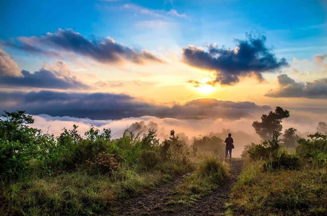 Bạn có thể ngắm bình minh hoặc hoàng hôn trên núi Xuân Vân