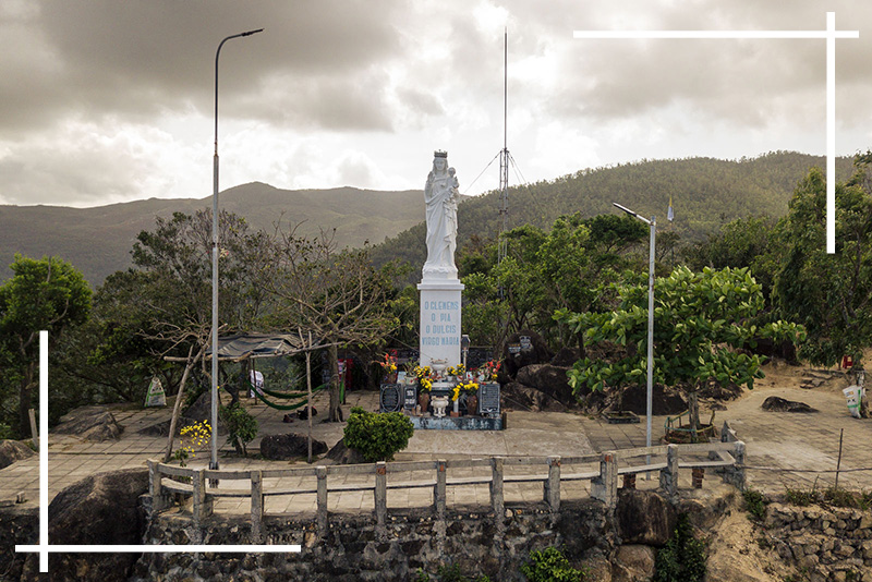 Núi Xuân Vân nằm bên cạnh khu du lịch Ghềnh Ráng