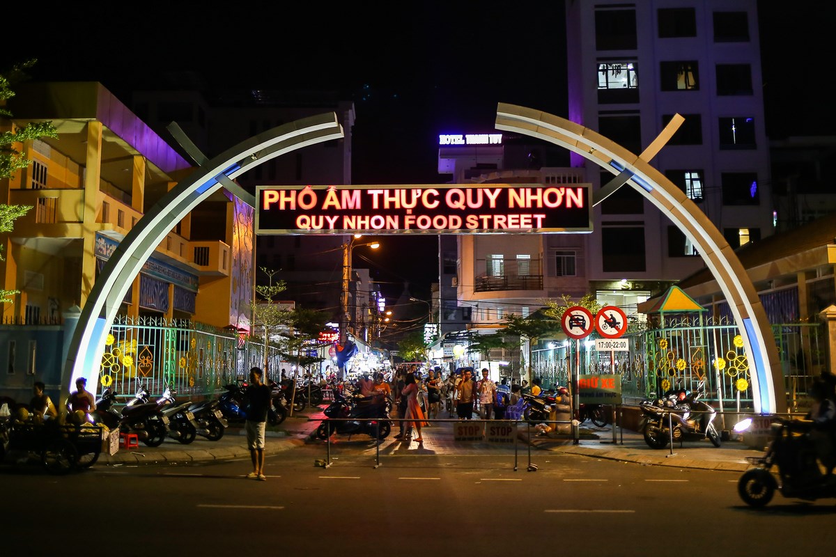 Thời điểm nhộn nhịp nhất của phố ẩm thực Quy Nhơn là từ 17h00 trở đi