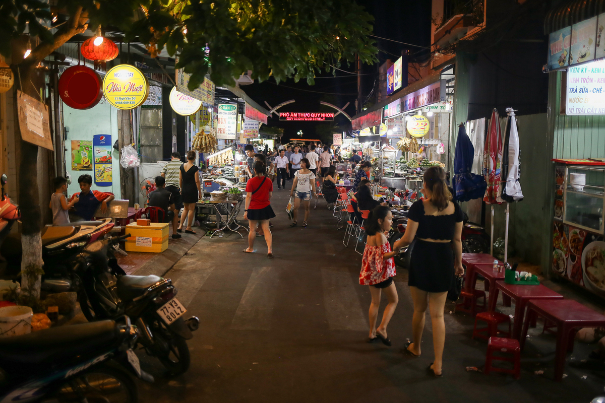 Phố ẩm thực Hoa Lư có đầy đủ các món ăn đặc sản Bình Định