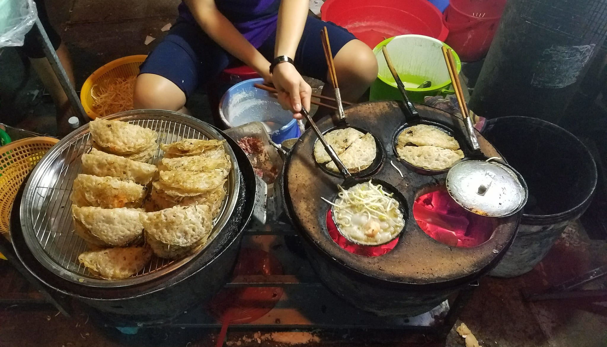 Một gánh hàng nhỏ tại phố ẩm thực Nguyễn Công Trứ