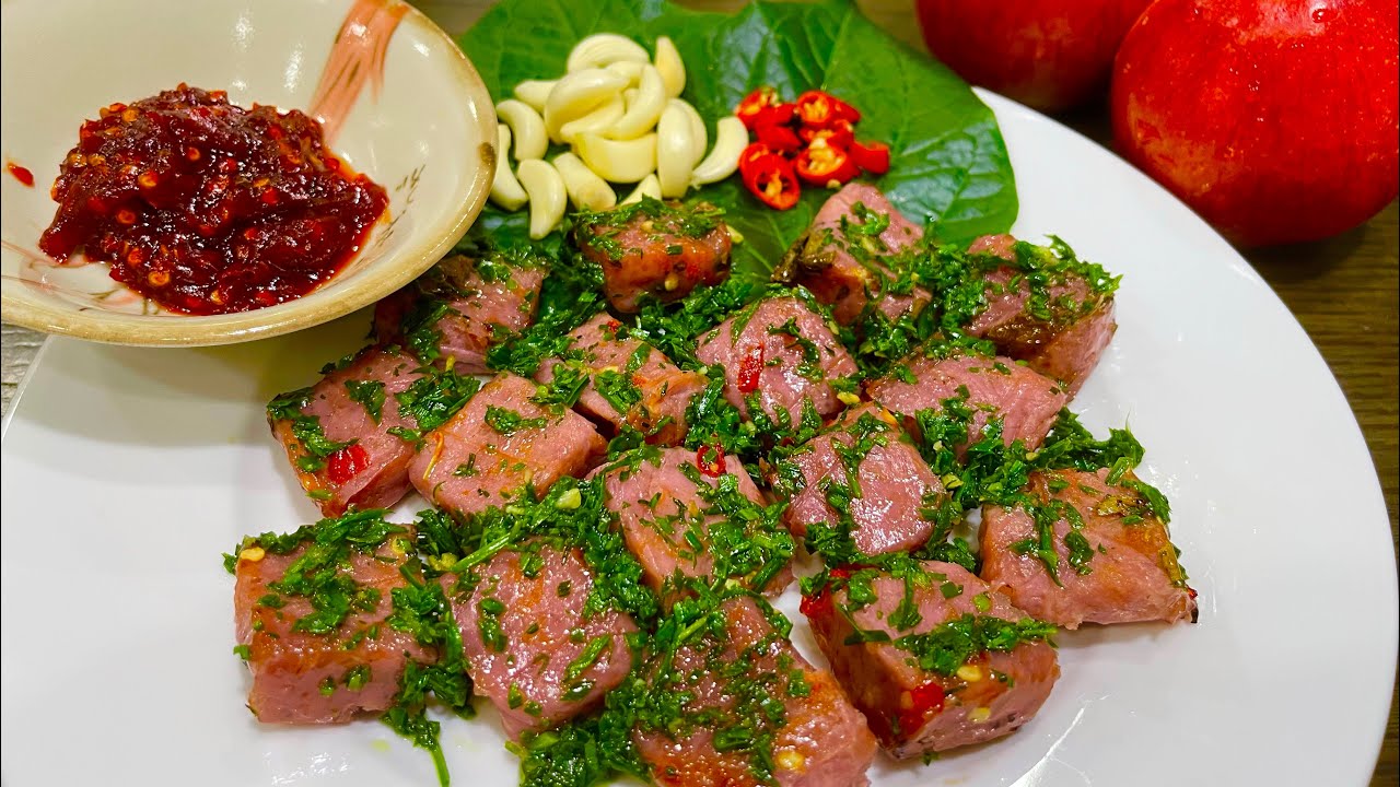 Du khách đừng quên thưởng thức nem chua nướng Bình Định