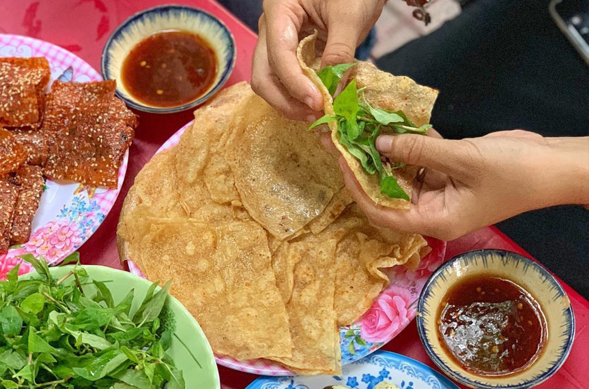 Chả cá nướng cuốn rau răm là món ăn vặt rất được yêu thích