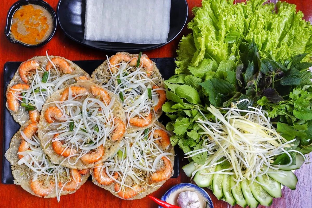 Ghé phố ẩm thực Quy Nhơn mà không ăn bánh xèo tôm nhảy sẽ thật thiếu sót