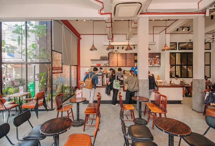 Brownie Coffee có sự pha trộn giữa nét công nghiệp mạnh mẽ với sự ấm áp, sang trọng của gỗ