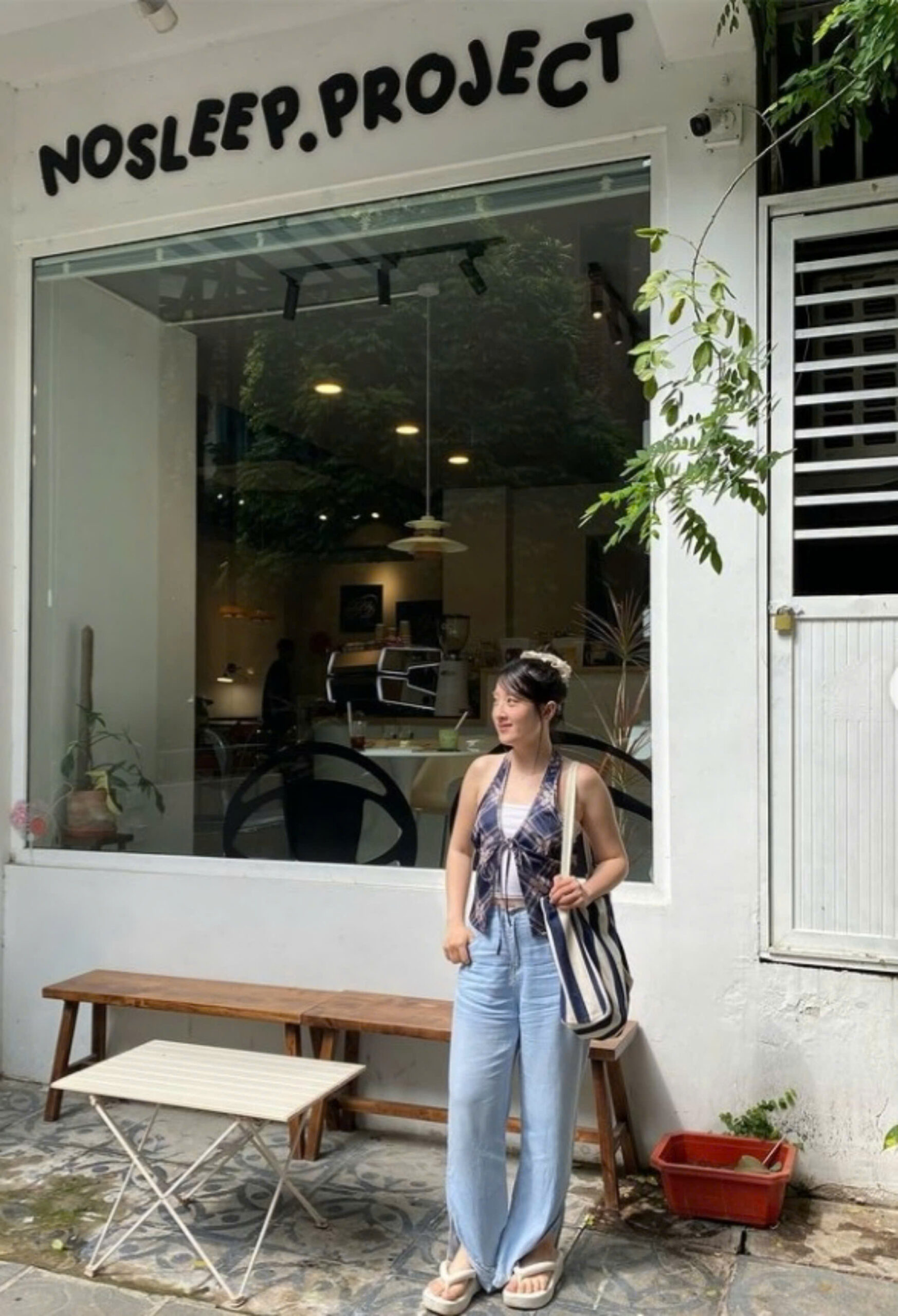 Tạo dáng ngay trước quán cafe (Nguồn: ngocdiemstagram)