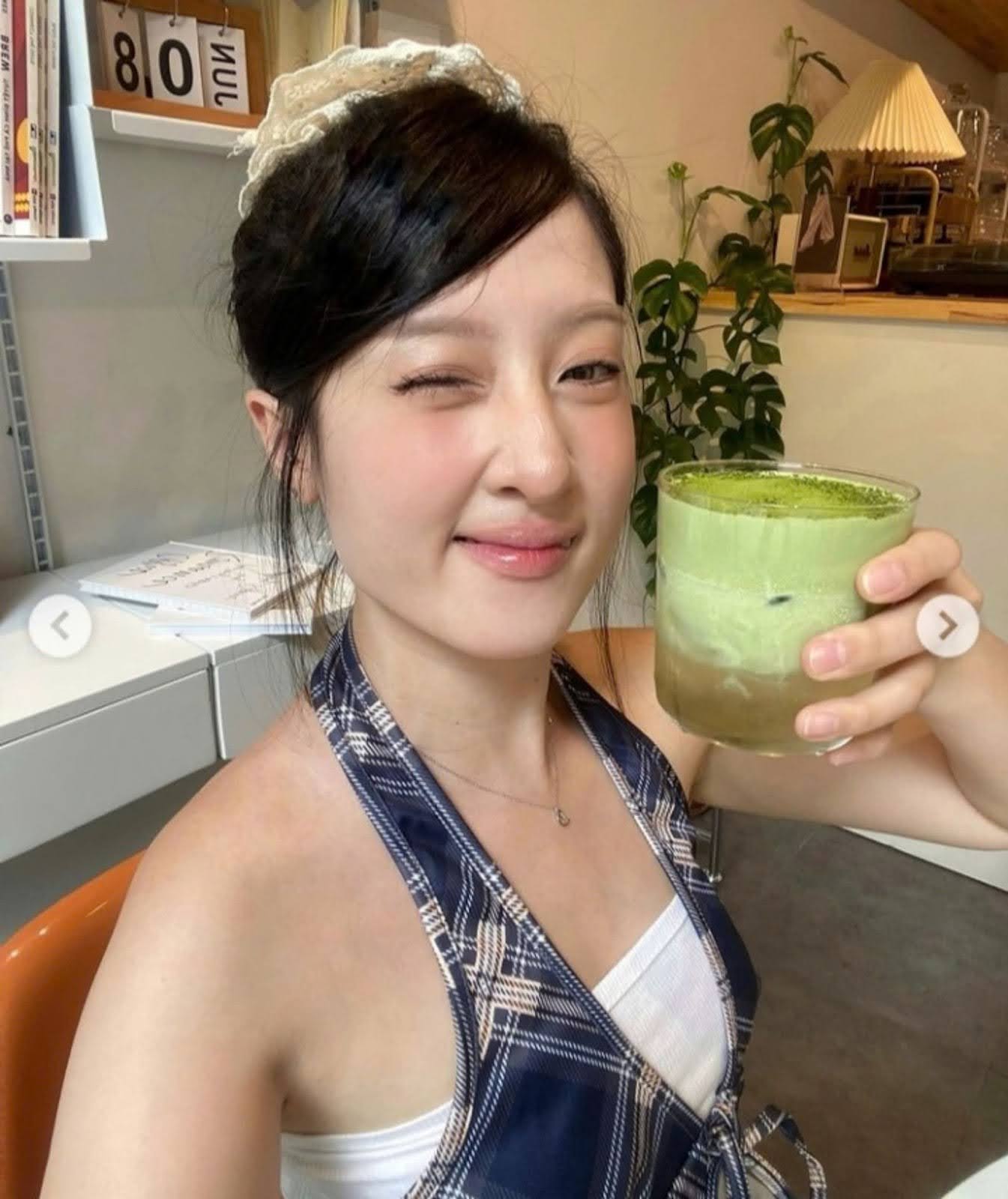 Chụp ảnh tay cầm cốc cafe (Nguồn: ngocdiemstagram)