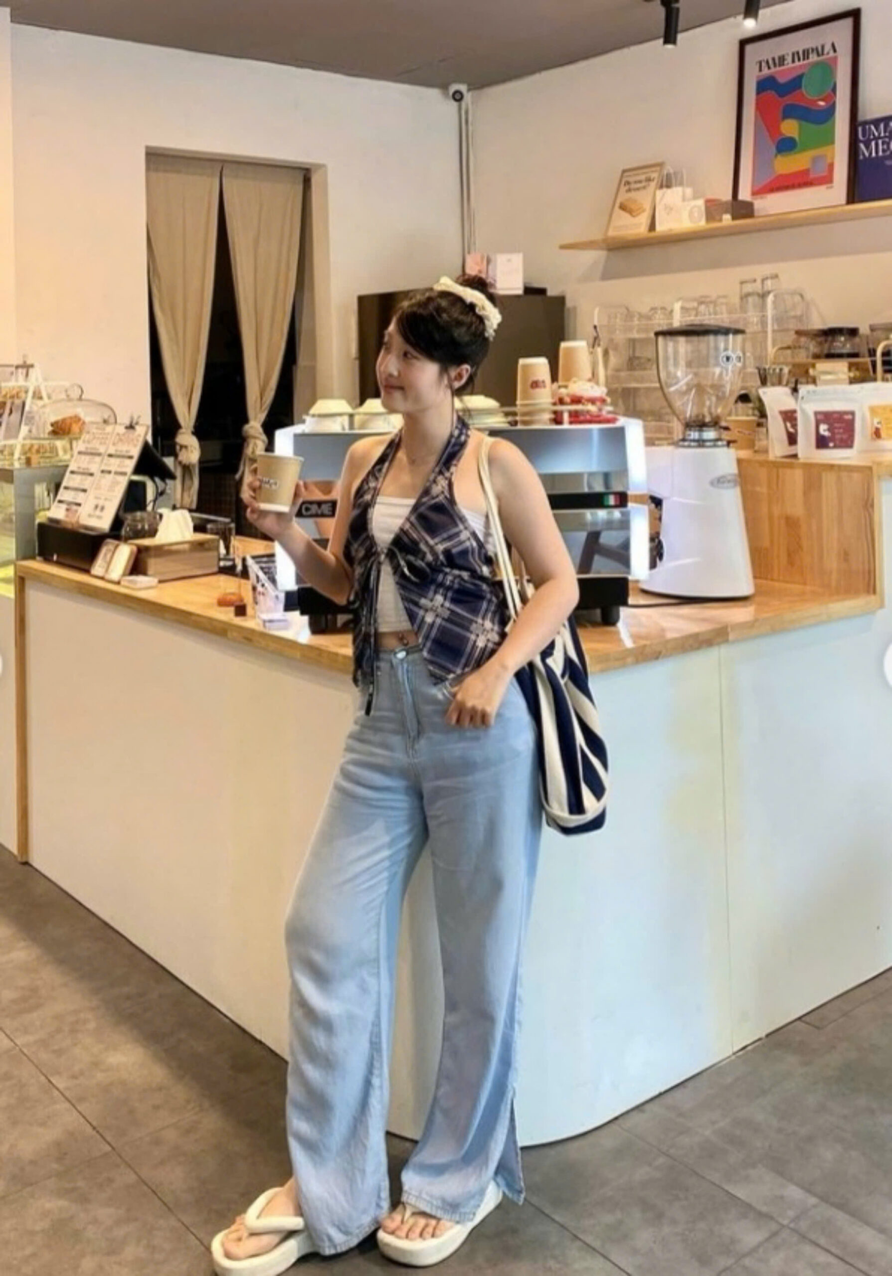 Tạo dáng đứng ngay quầy pha chế (Nguồn: ngocdiemstagram)