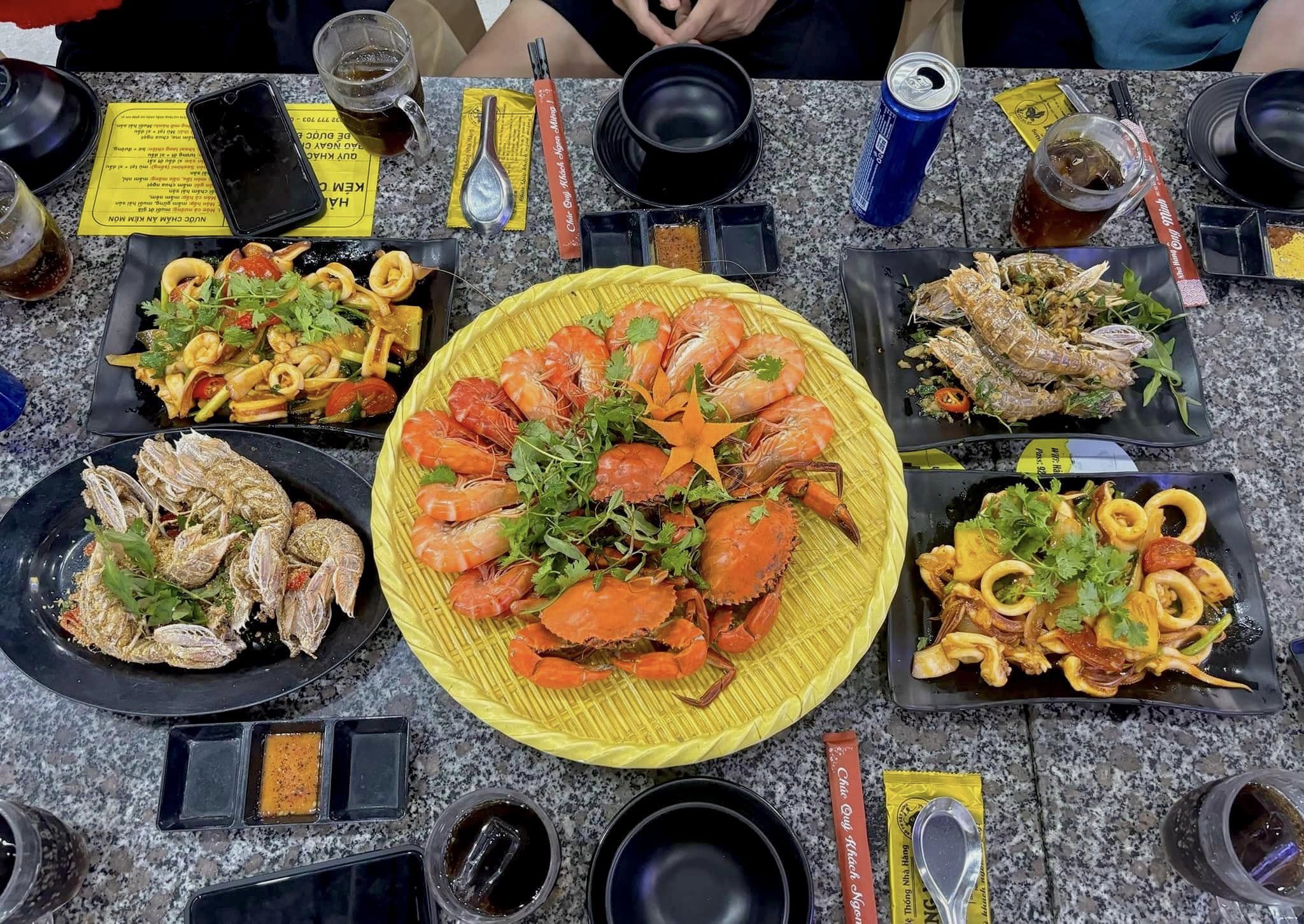 Bàn đồ ăn chất lượng tại sải sản Ông Minh