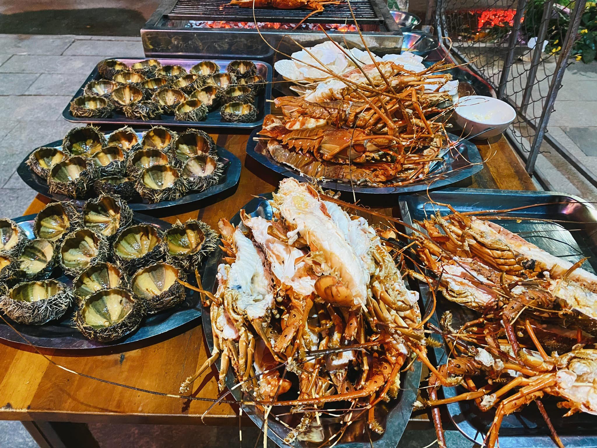 Thực đơn quán đa dạng, kết hợp hài hòa giữa ẩm thực Á - Âu