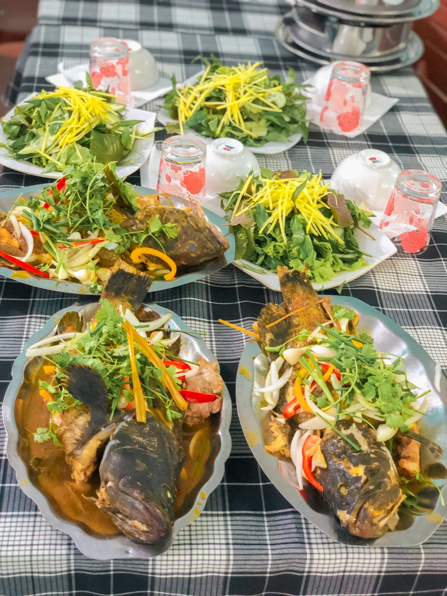 Thực đơn phong phú, bao gồm nhiều loại hải sản tươi sống