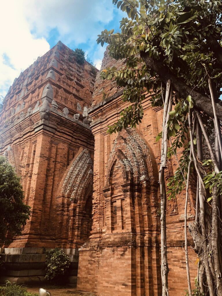 Tham quan di sản văn hóa Tháp Đôi độc đáo