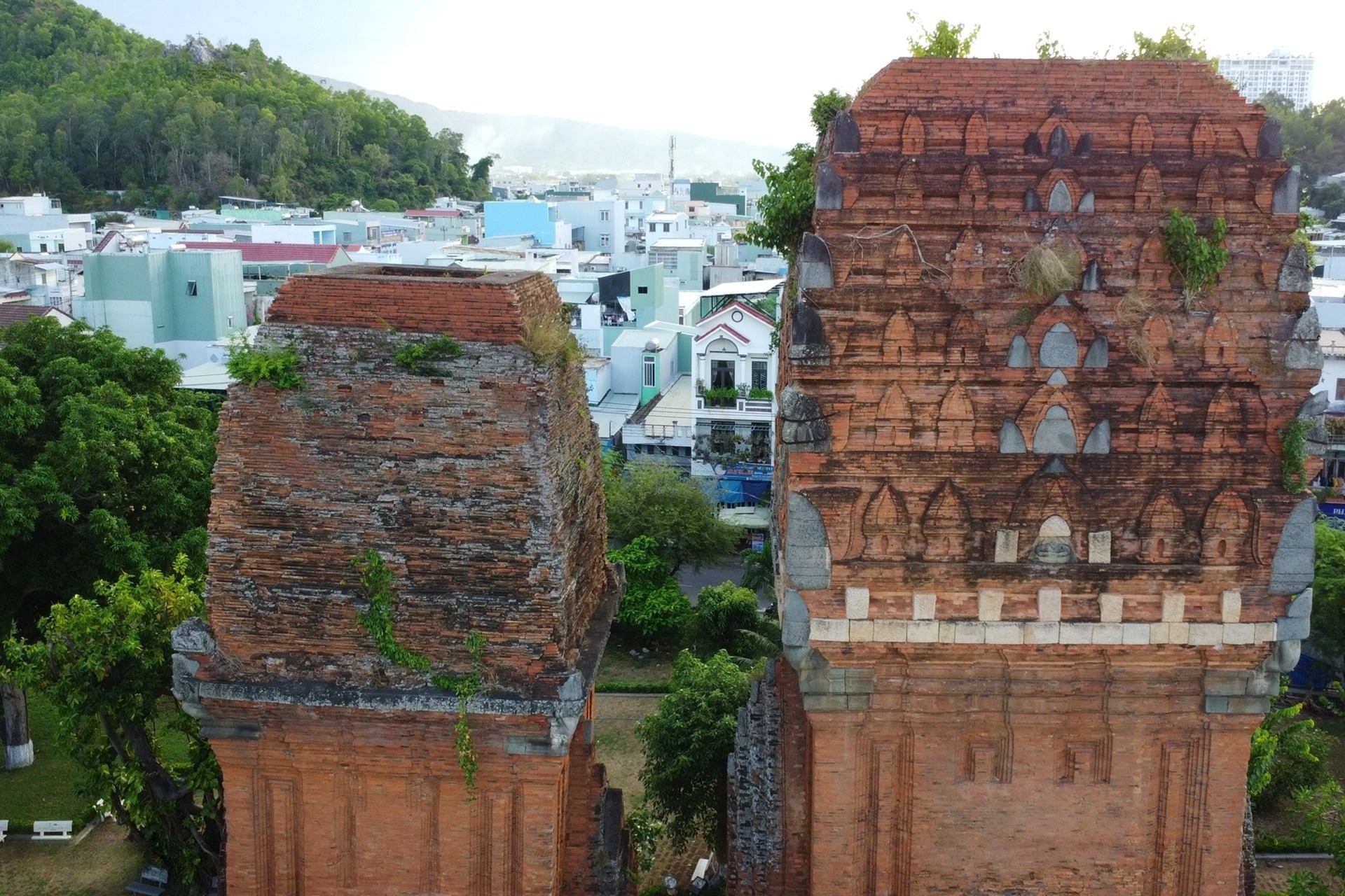 Tháp Đôi thờ Linga và Yoni, biểu tượng của thần Shiva trong đạo Hindu