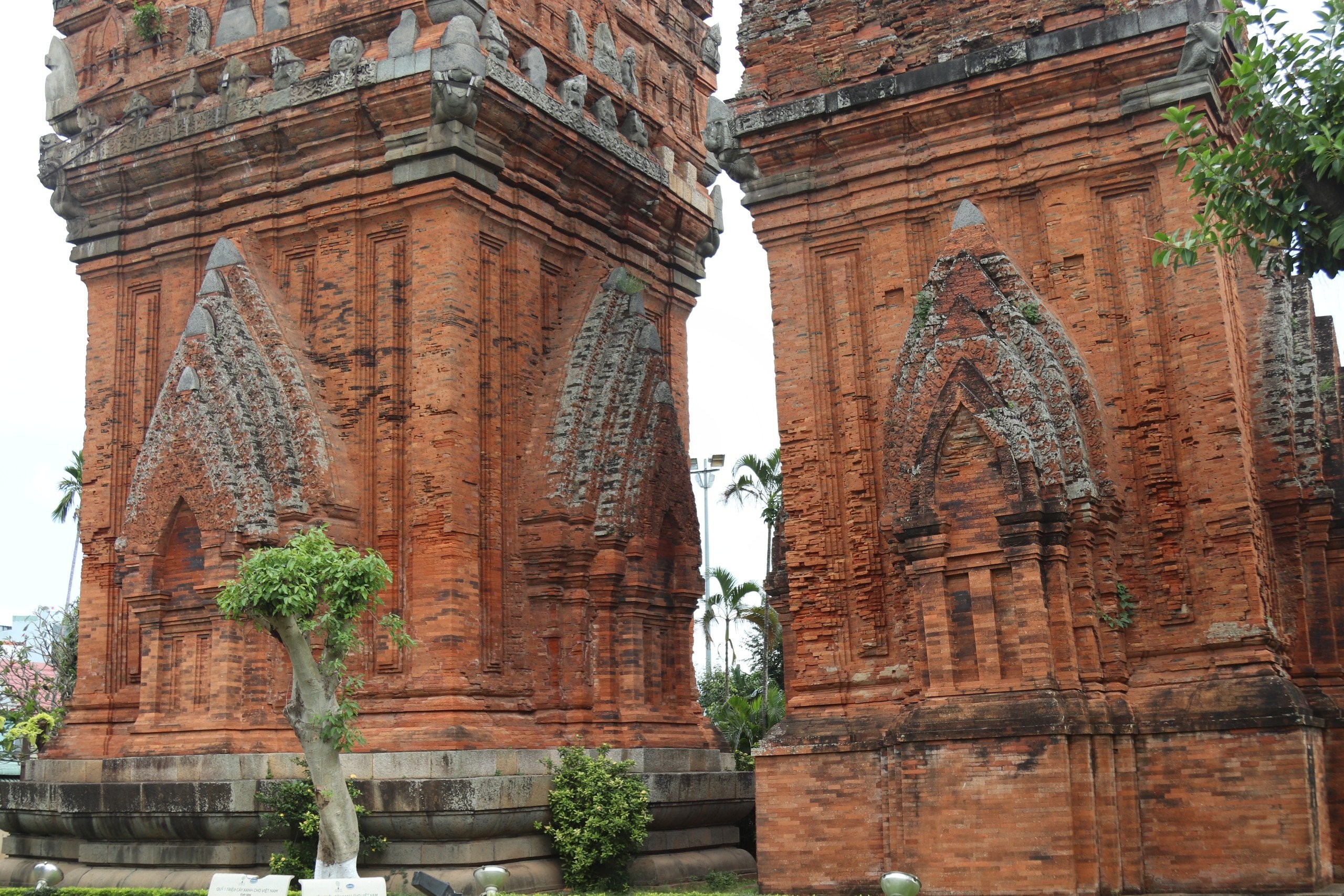 Kiến trúc tháp đôi giao thoa giữa nghệ thuật Chăm Pa và Khmer