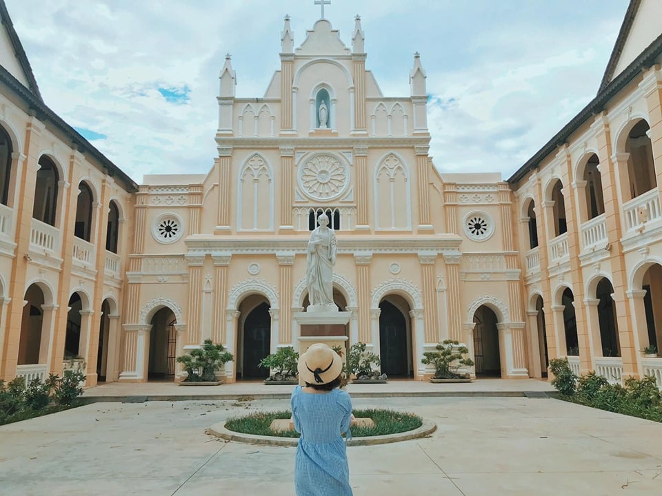 Chụp ảnh trước tượng Đức Mẹ