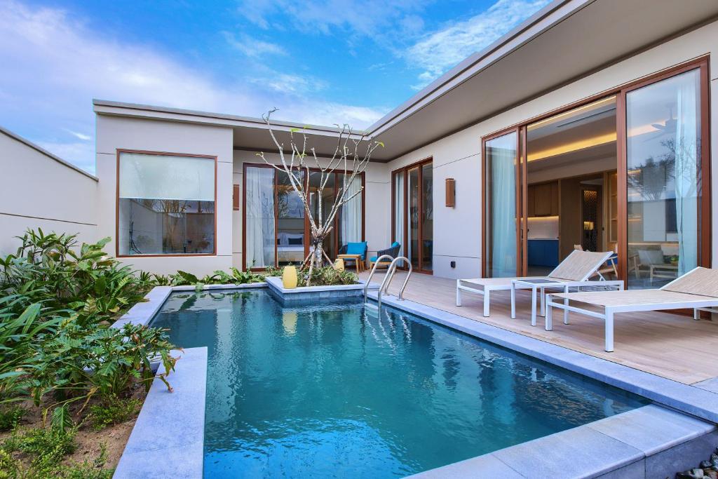 Hồ bơi ngoài trời và các biệt thự sang trọng, giúp bạn thư giãn tối đa