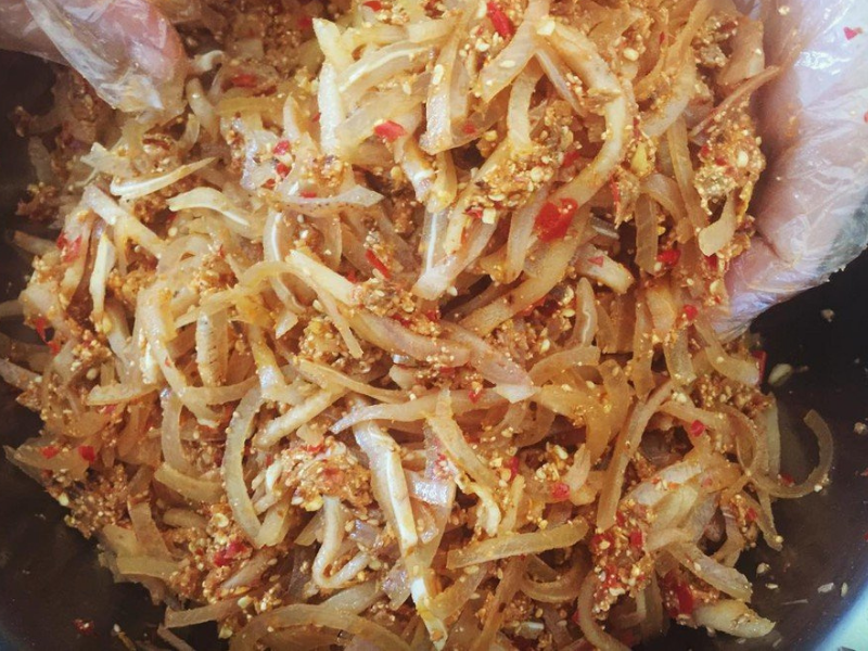 Công đoạn trộn tré không quá khó