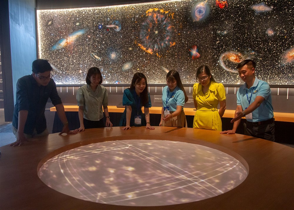 Trẻ em và học sinh dưới 10 tuổi nên có người lớn đi kèm hoặc tham gia theo đoàn